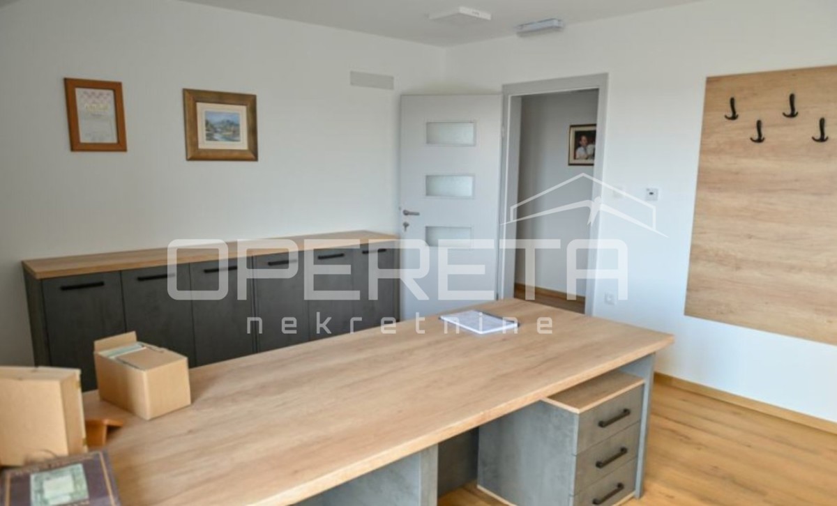 Poslovni kompleks na lokaciji med Varaždinom in Ludbregom: hala, skladišče, silosi in poslovna stavba.