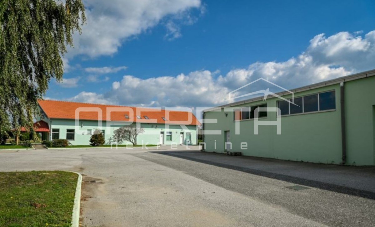 Poslovni kompleks na lokaciji med Varaždinom in Ludbregom: hala, skladišče, silosi in poslovna stavba.