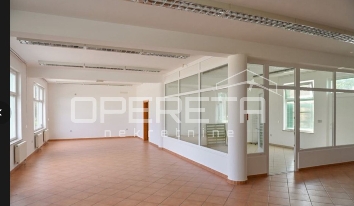 Poslovni kompleks na lokaciji med Varaždinom in Ludbregom: hala, skladišče, silosi in poslovna stavba.