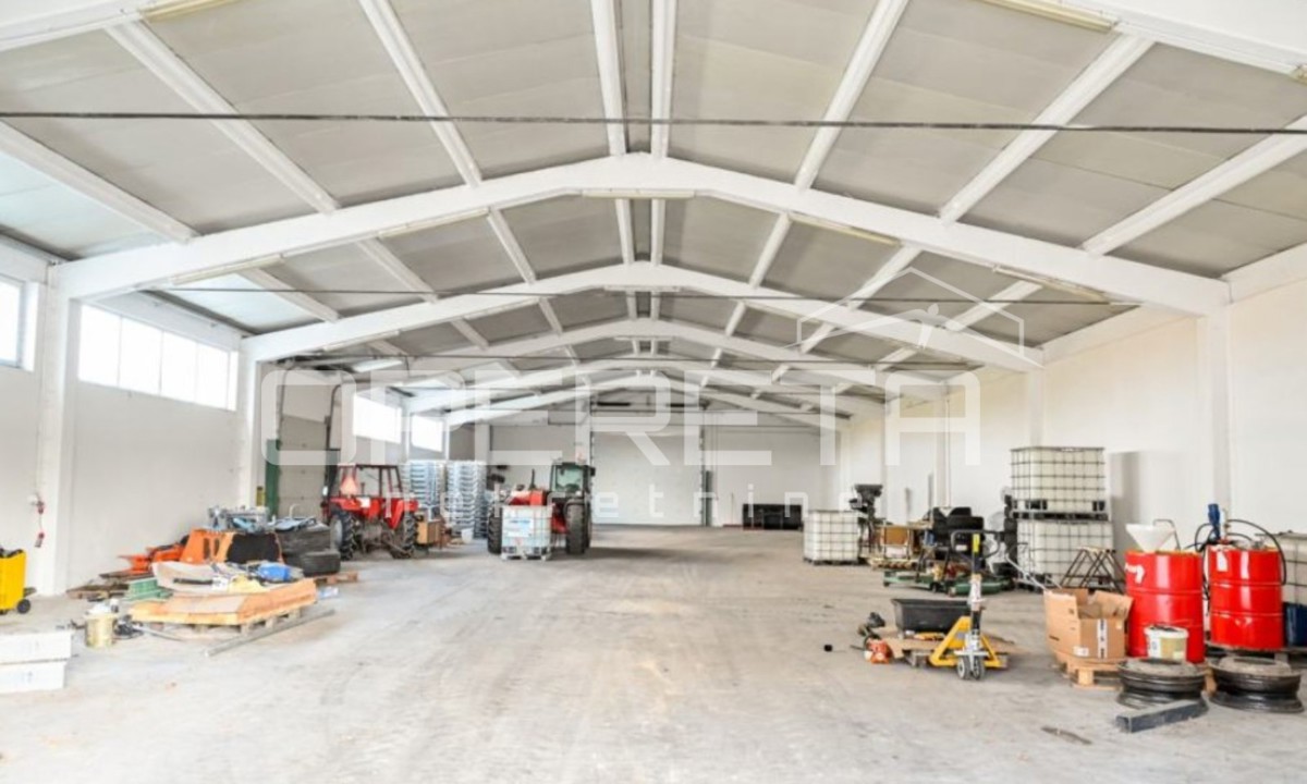 Poslovni kompleks na lokaciji med Varaždinom in Ludbregom: hala, skladišče, silosi in poslovna stavba.