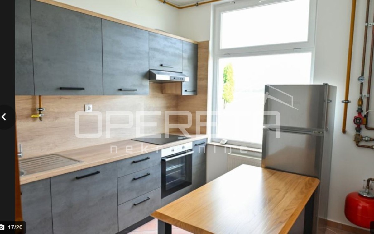 Poslovni kompleks na lokaciji med Varaždinom in Ludbregom: hala, skladišče, silosi in poslovna stavba.