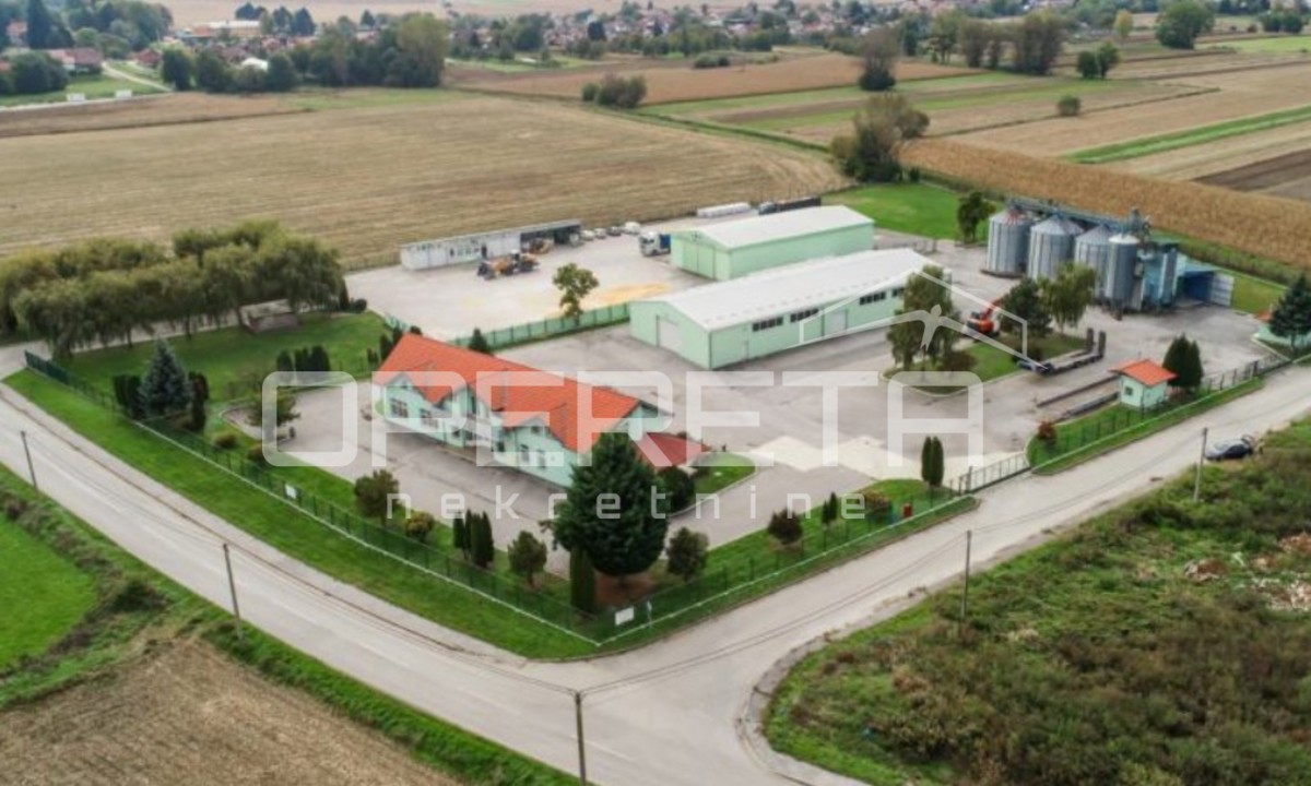 Poslovni kompleks na lokaciji med Varaždinom in Ludbregom: hala, skladišče, silosi in poslovna stavba.