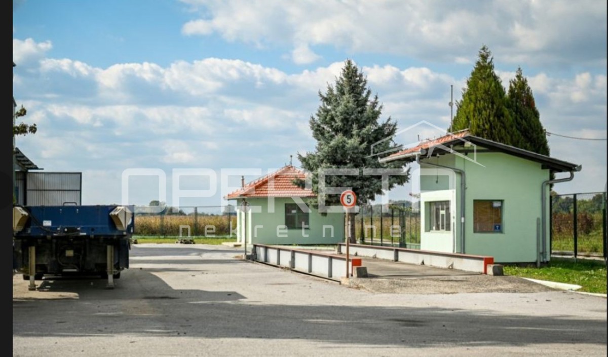 Poslovni kompleks na lokaciji med Varaždinom in Ludbregom: hala, skladišče, silosi in poslovna stavba.
