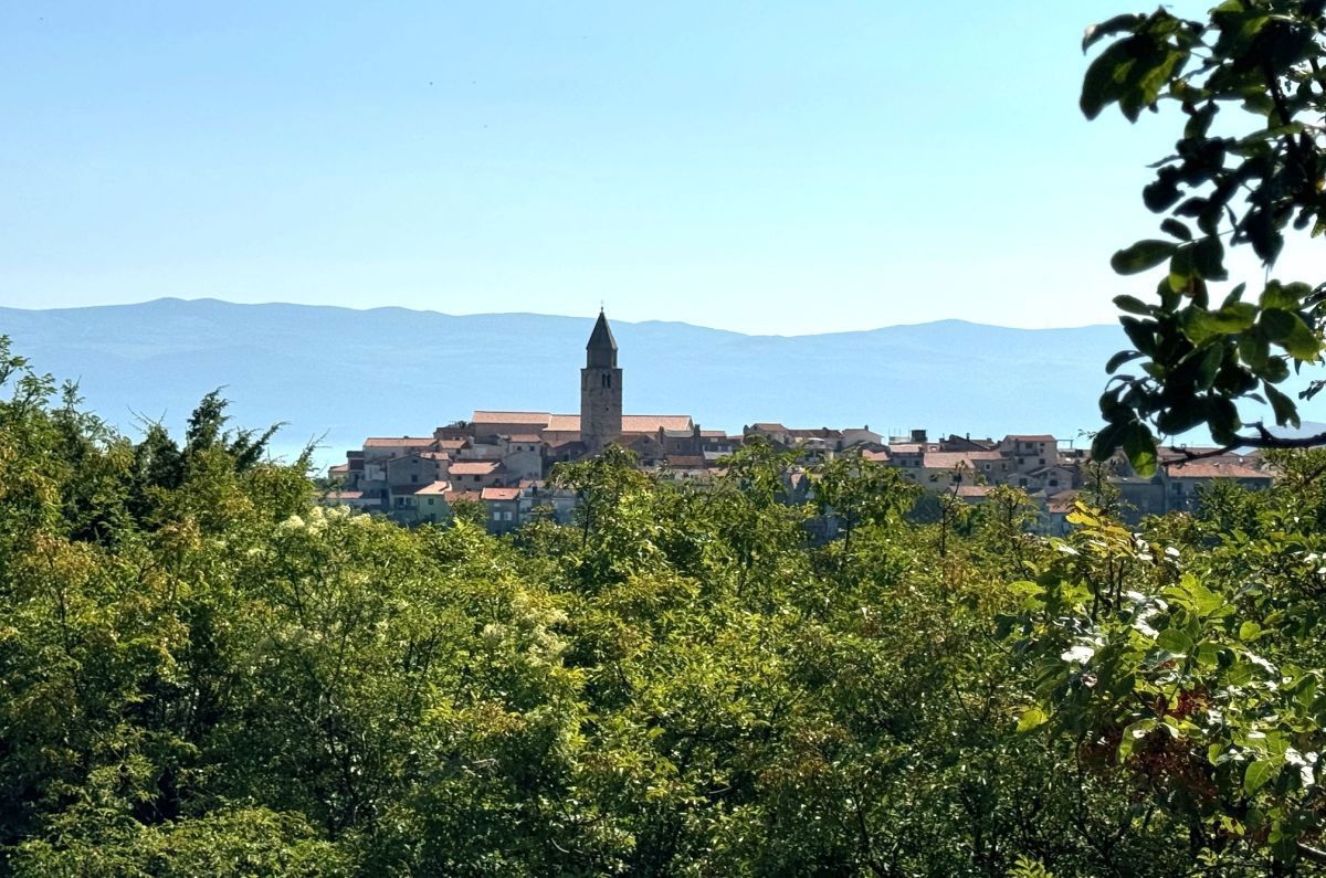 Atraktivno zemljišče le 200m od morja - Vrbnik