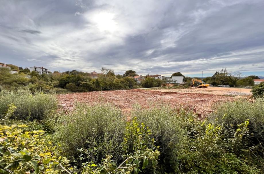 Otok Krk, Malinska – Prodaja gradbenega zemljišča na mirni lokaciji, 745 m2