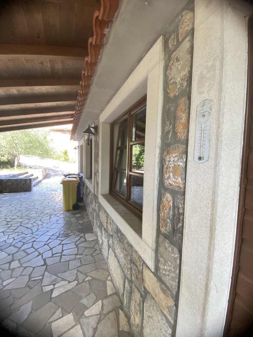 Malinska - hiša s poslovnim prostorom in opremljenim stanovanjem