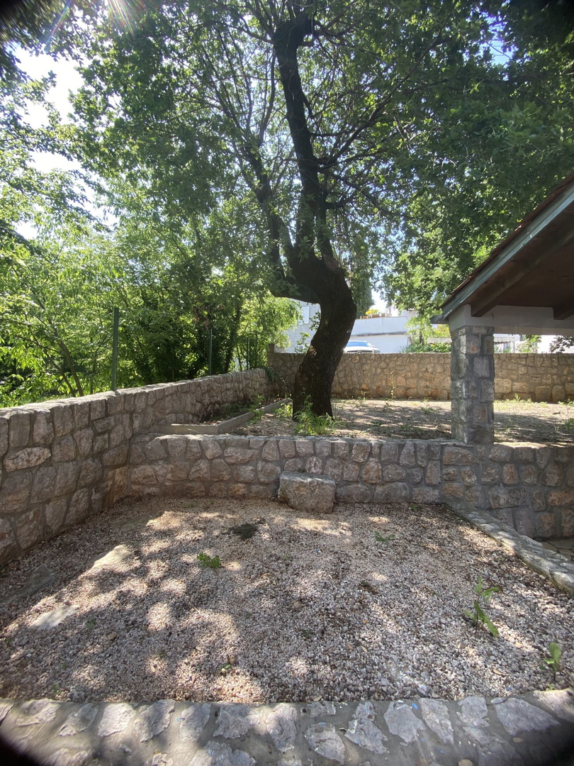 Malinska - hiša s poslovnim prostorom in opremljenim stanovanjem