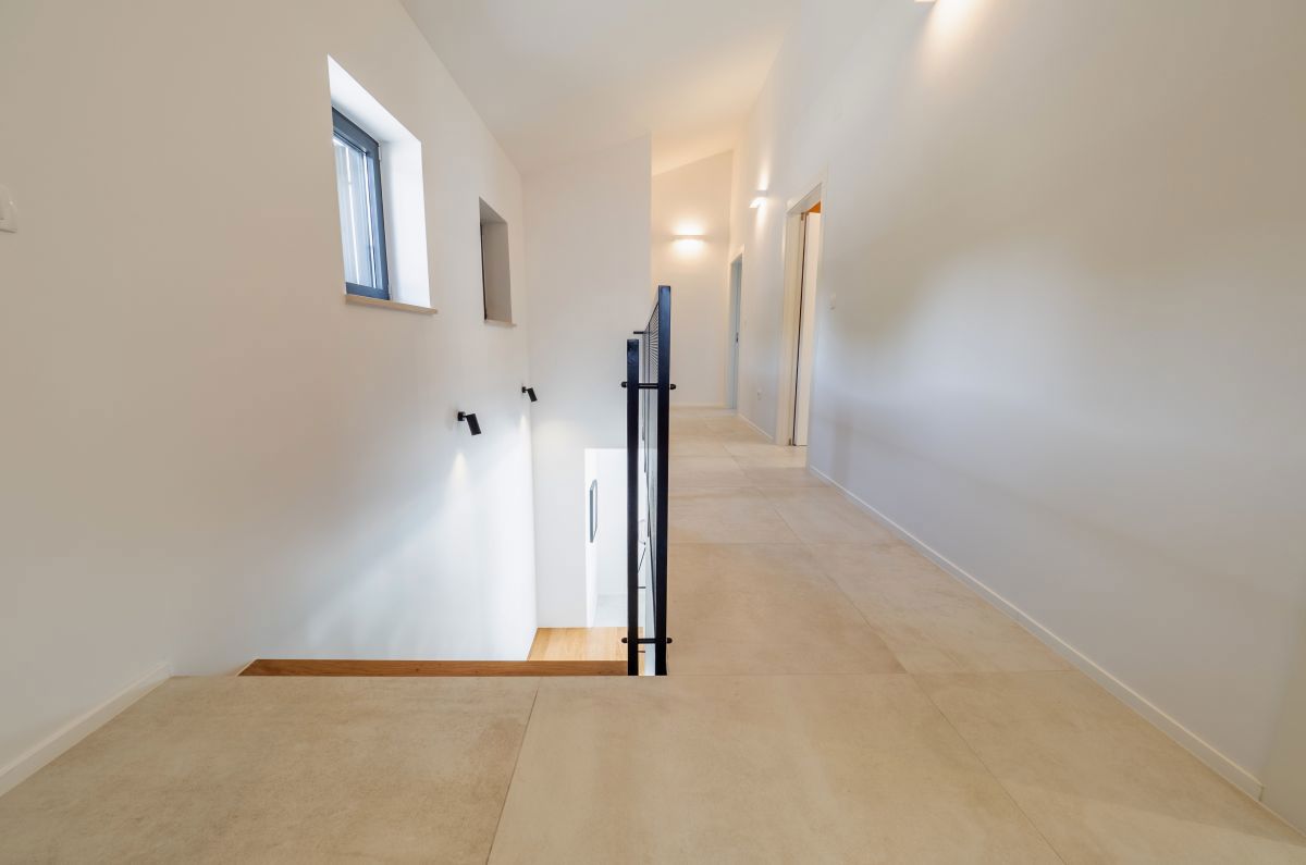 Luksuzna mediteranska vila z bazenom in panoramskim razgledom na morje v Vrbniku, otok Krk