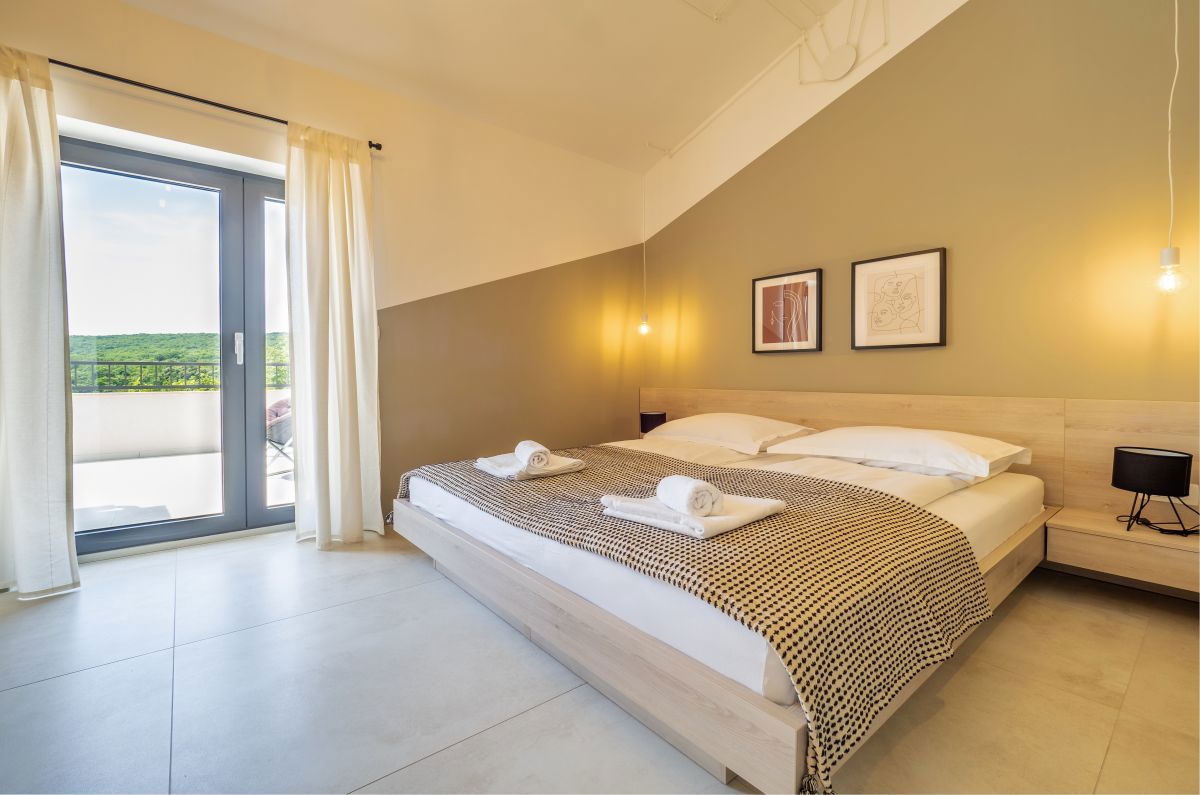 Luksuzna mediteranska vila z bazenom in panoramskim razgledom na morje v Vrbniku, otok Krk