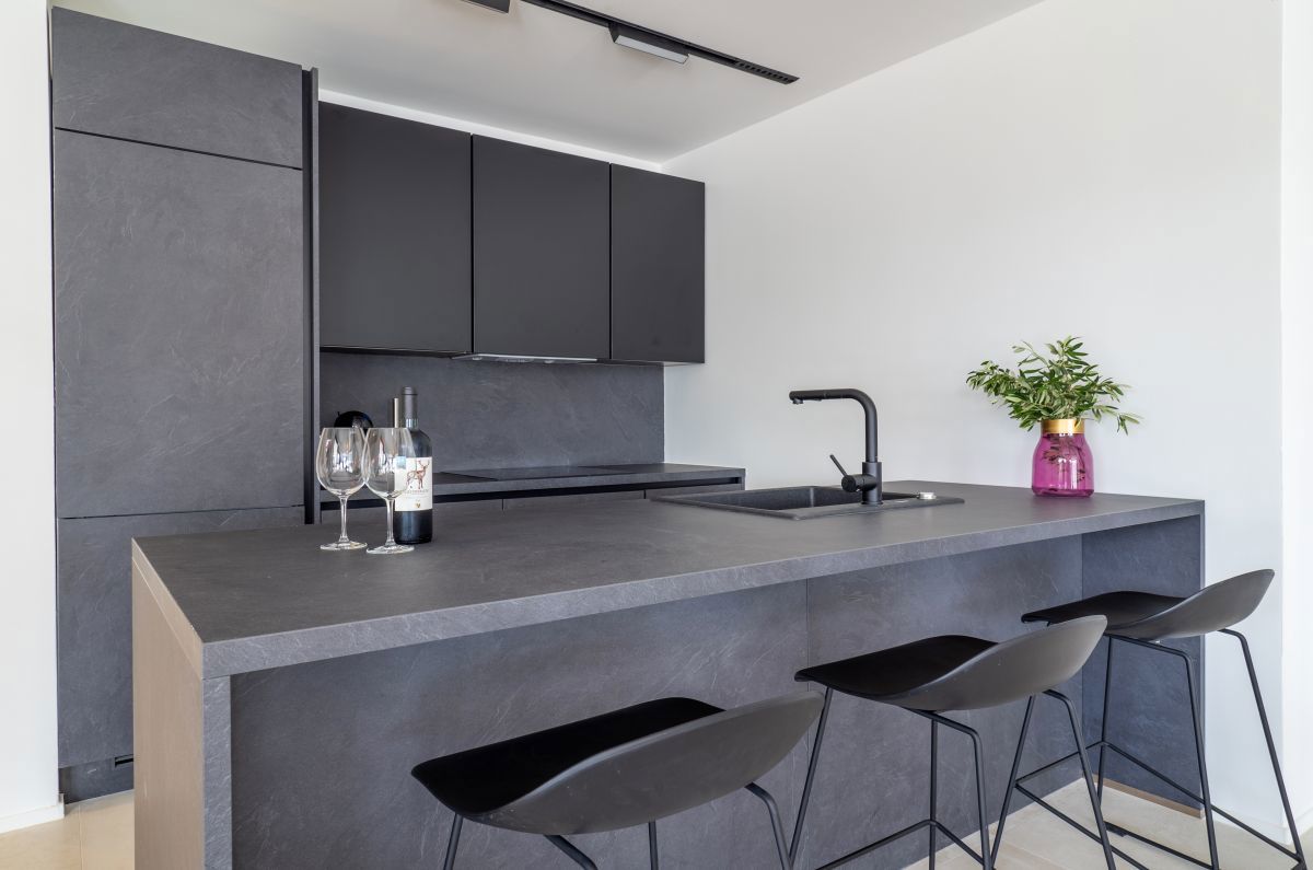 Luksuzna mediteranska vila z bazenom in panoramskim razgledom na morje v Vrbniku, otok Krk