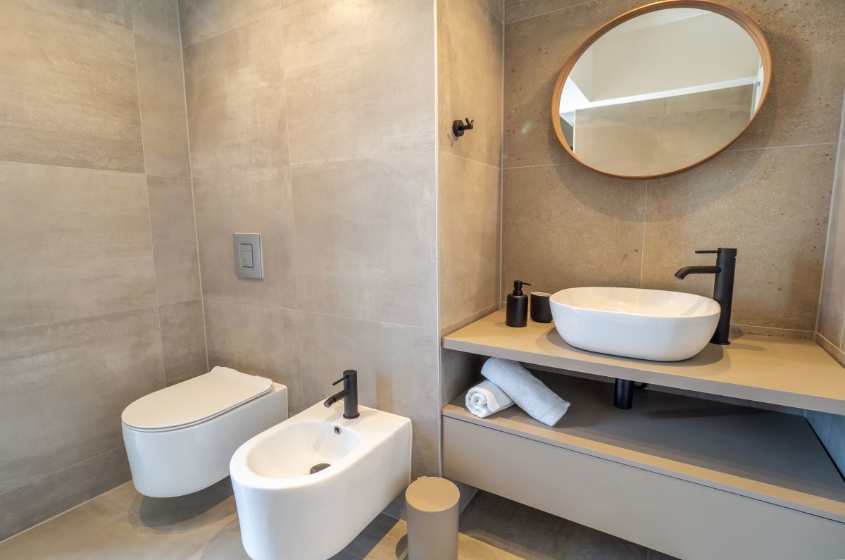 Luksuzna mediteranska vila z bazenom in panoramskim razgledom na morje v Vrbniku, otok Krk