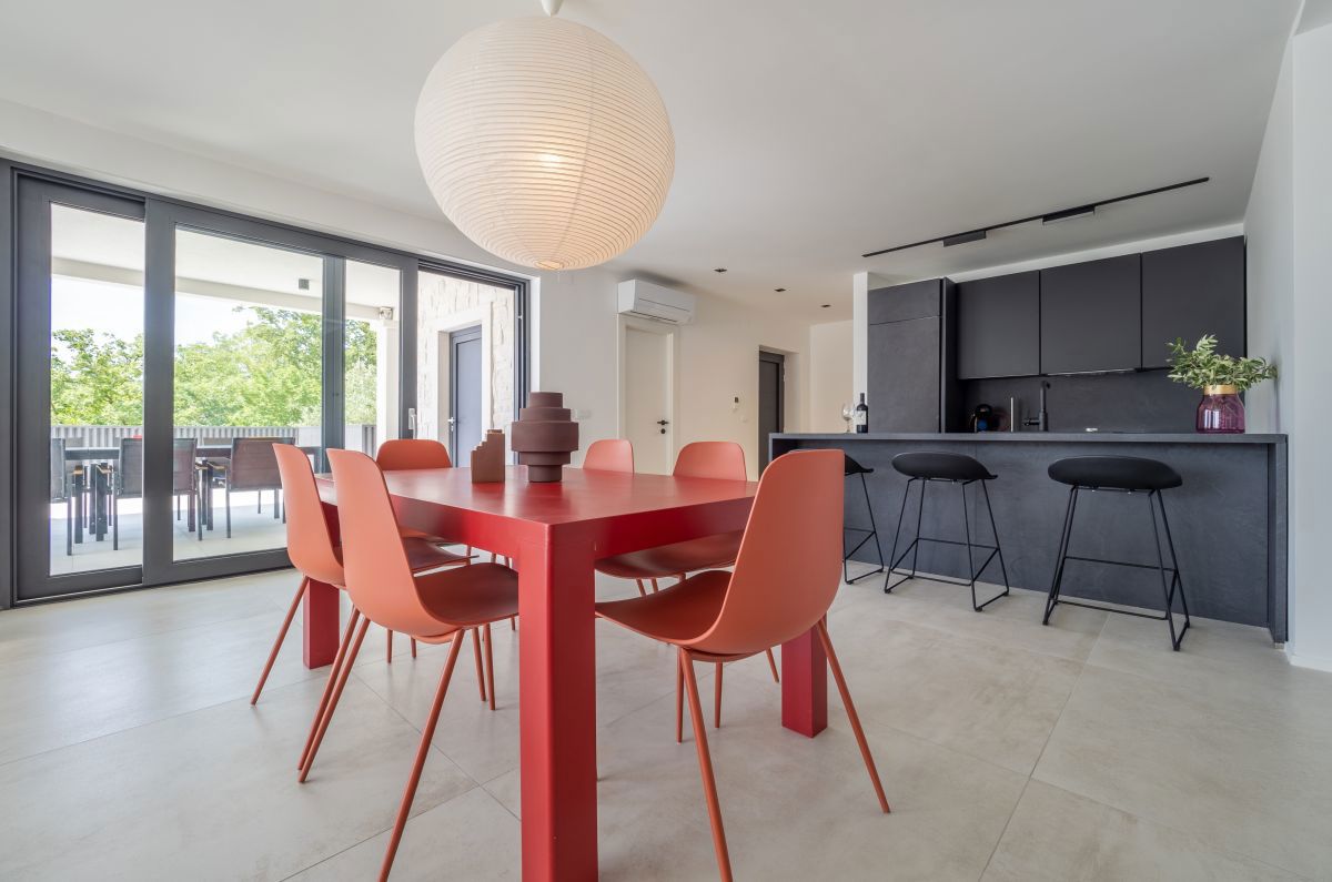 Luksuzna mediteranska vila z bazenom in panoramskim razgledom na morje v Vrbniku, otok Krk