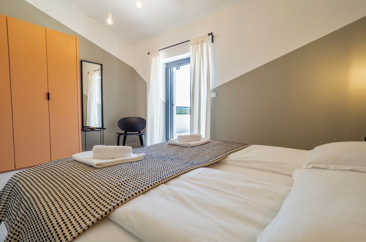 Luksuzna mediteranska vila z bazenom in panoramskim razgledom na morje v Vrbniku, otok Krk