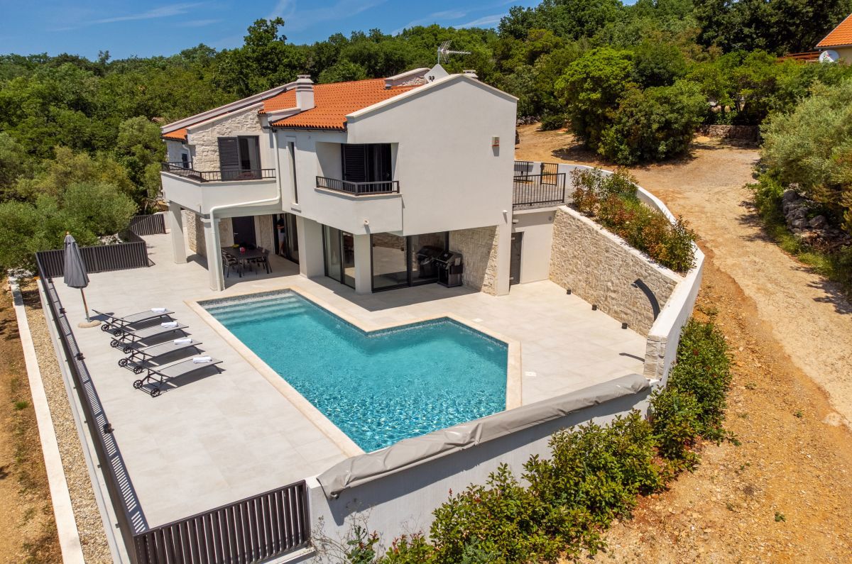 Luksuzna mediteranska vila z bazenom in panoramskim razgledom na morje v Vrbniku, otok Krk