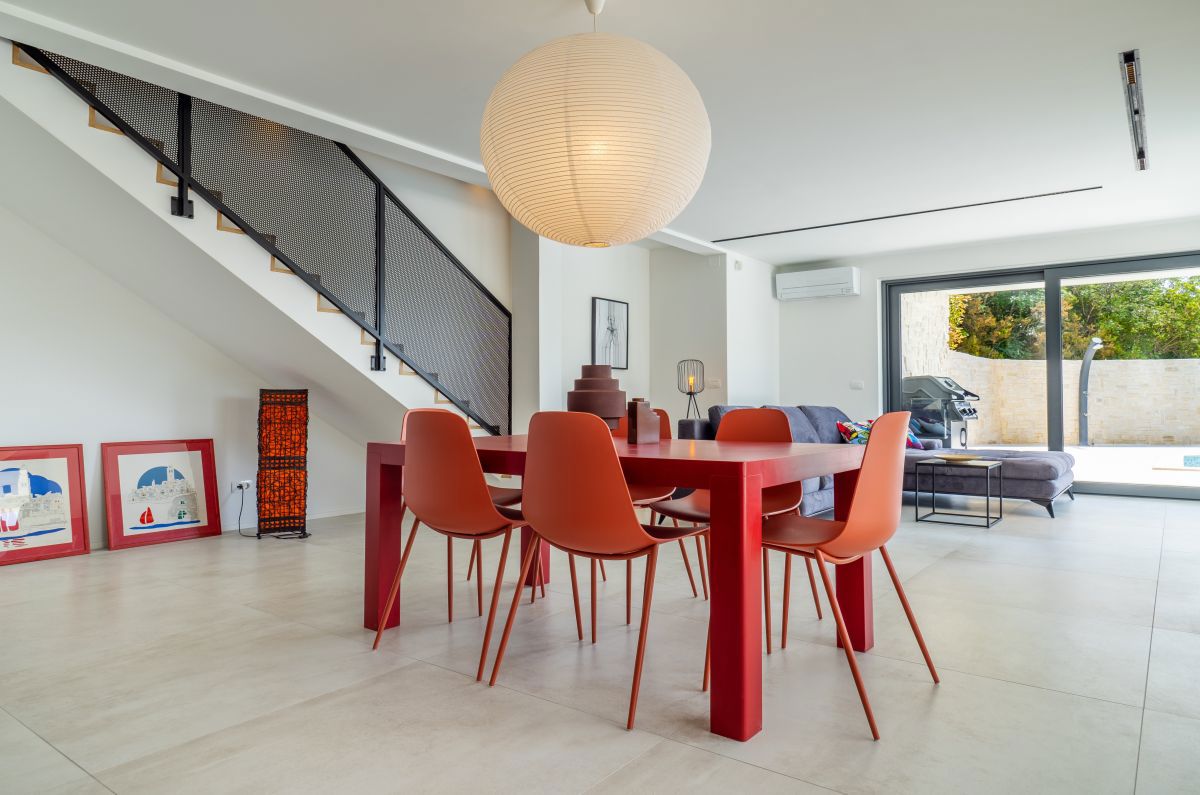 Luksuzna mediteranska vila z bazenom in panoramskim razgledom na morje v Vrbniku, otok Krk