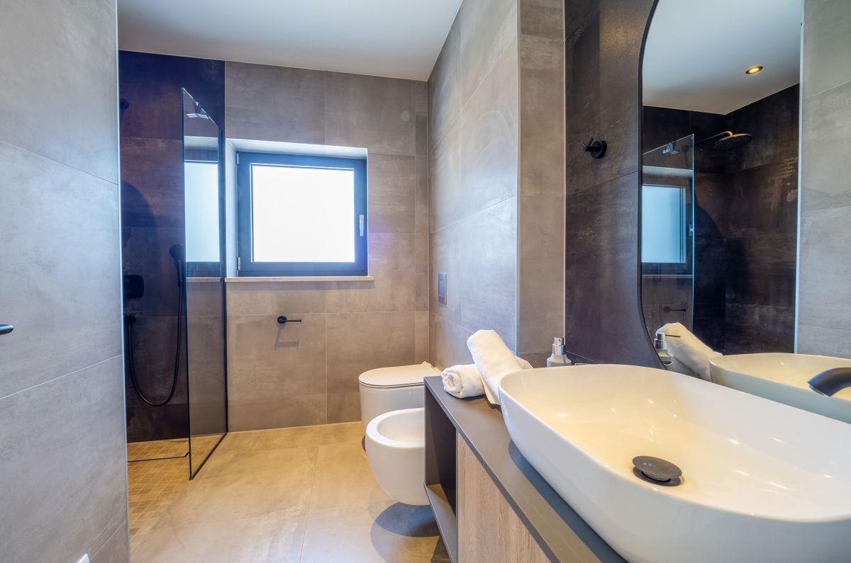 Luksuzna mediteranska vila z bazenom in panoramskim razgledom na morje v Vrbniku, otok Krk