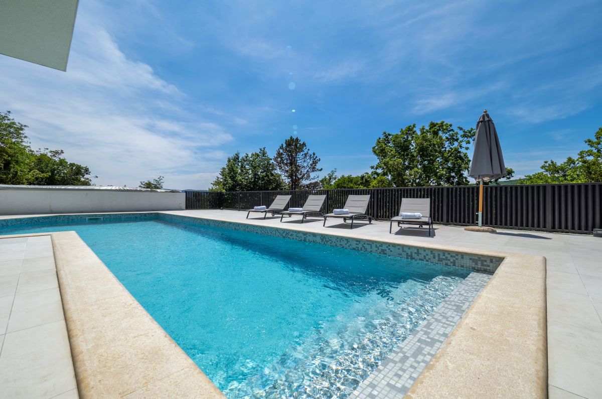Luksuzna mediteranska vila z bazenom in panoramskim razgledom na morje v Vrbniku, otok Krk