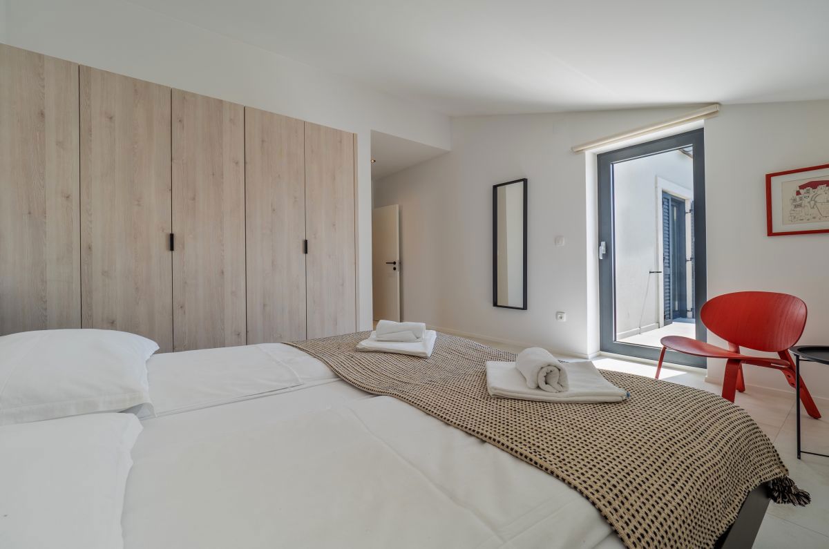 Luksuzna mediteranska vila z bazenom in panoramskim razgledom na morje v Vrbniku, otok Krk