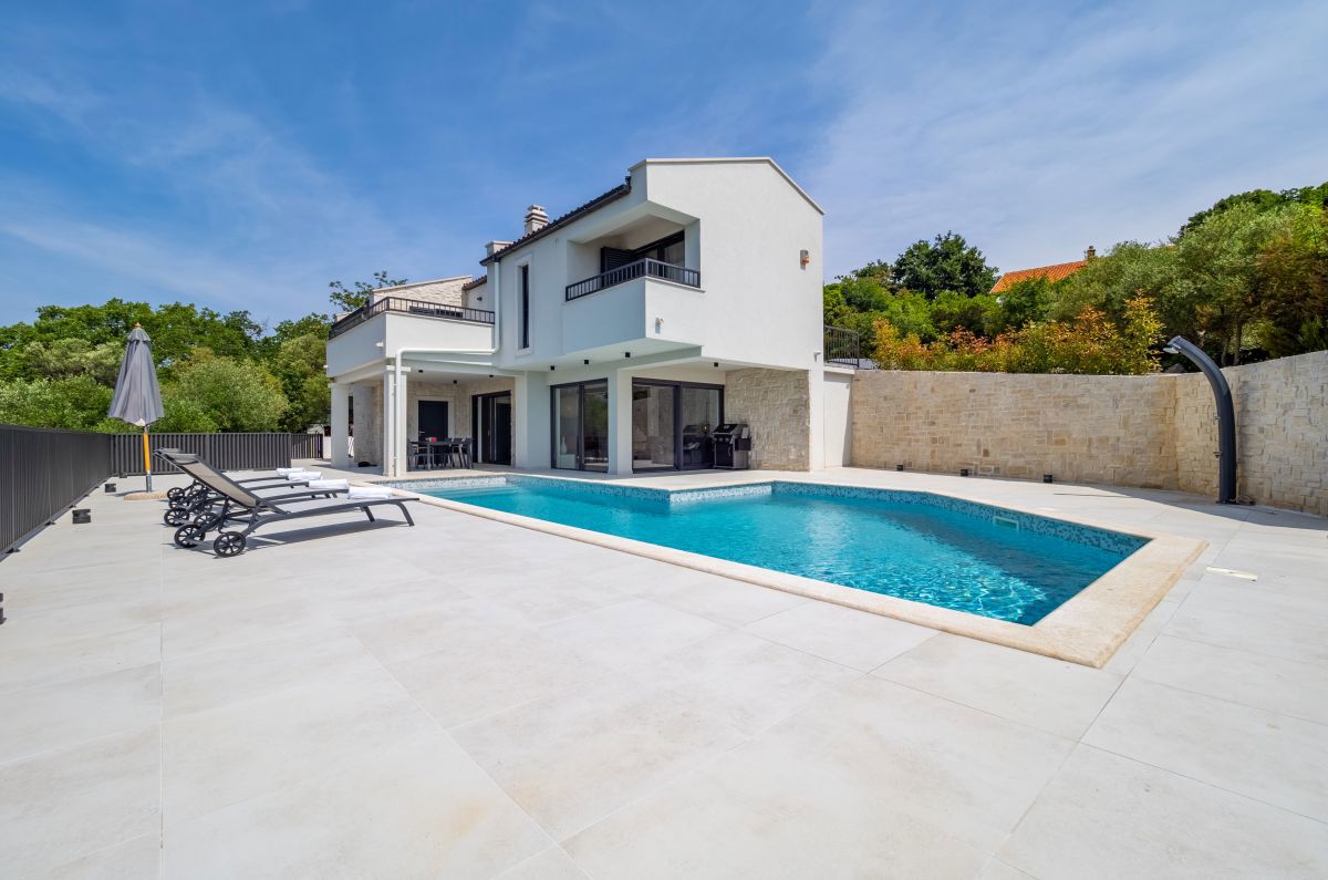 Luksuzna mediteranska vila z bazenom in panoramskim razgledom na morje v Vrbniku, otok Krk