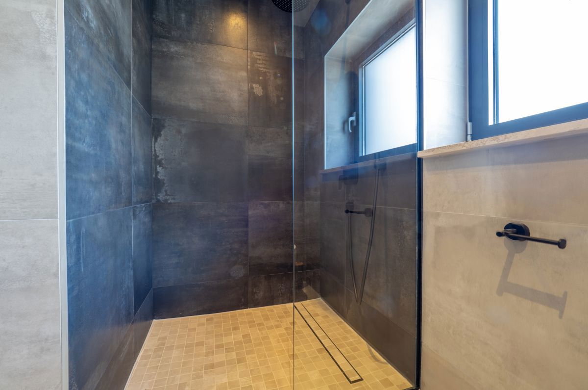 Luksuzna mediteranska vila z bazenom in panoramskim razgledom na morje v Vrbniku, otok Krk