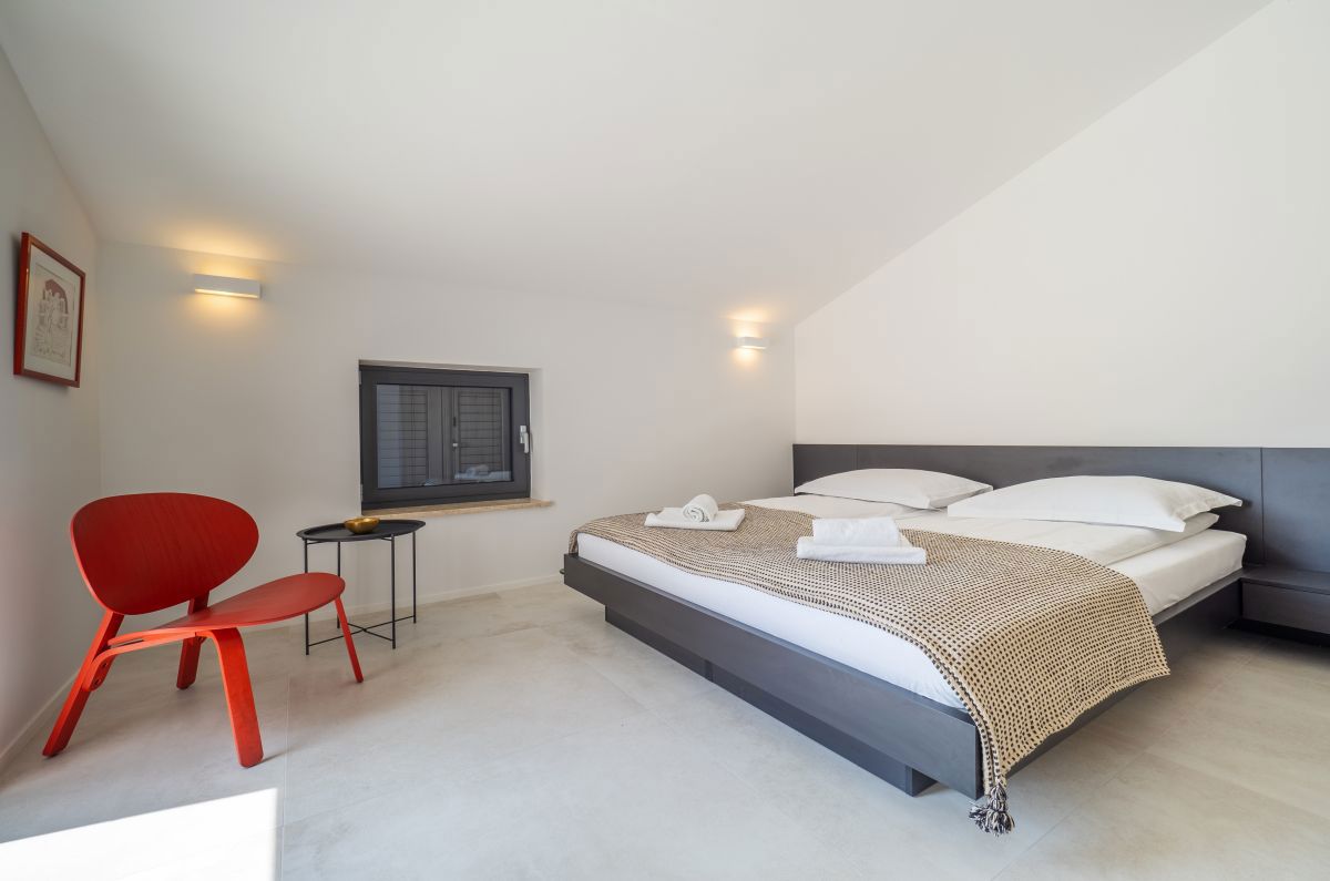 Luksuzna mediteranska vila z bazenom in panoramskim razgledom na morje v Vrbniku, otok Krk