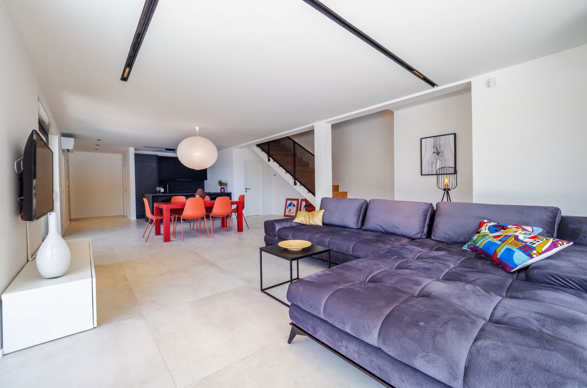 Luksuzna mediteranska vila z bazenom in panoramskim razgledom na morje v Vrbniku, otok Krk