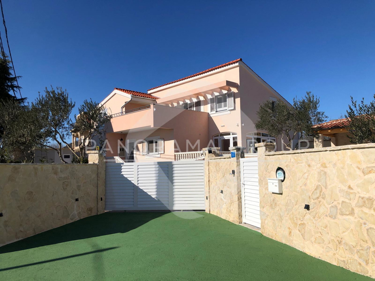 Novourejena vila, bazen, znižana cena - Pirovac, Vodice