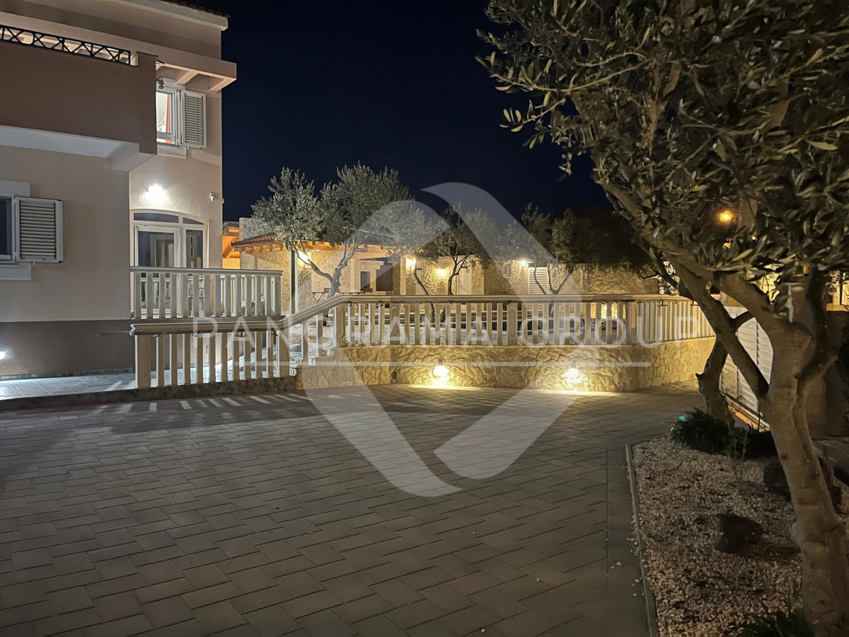 Novourejena vila, bazen, znižana cena - Pirovac, Vodice