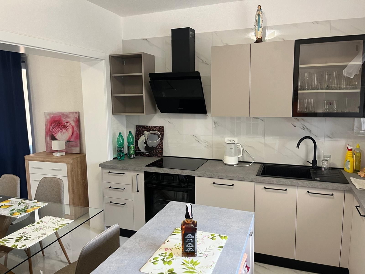 Novourejena vila, bazen, znižana cena - Pirovac, Vodice