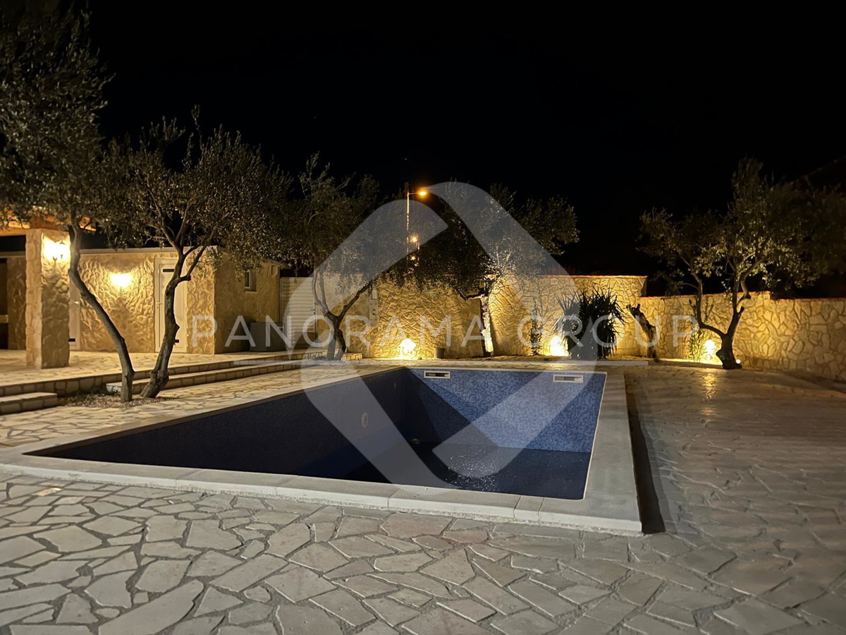 Novourejena vila, bazen, znižana cena - Pirovac, Vodice