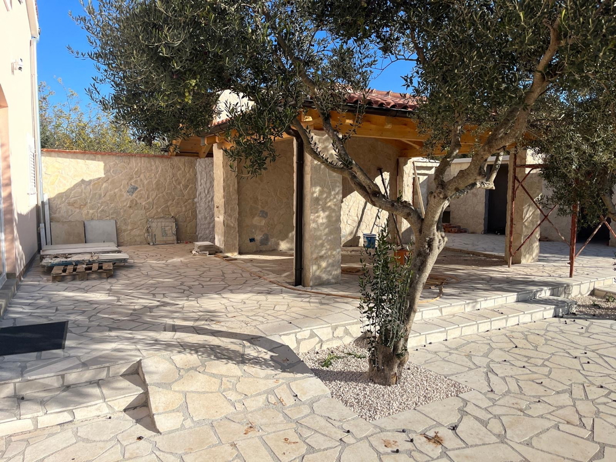 Novourejena vila, bazen, znižana cena - Pirovac, Vodice