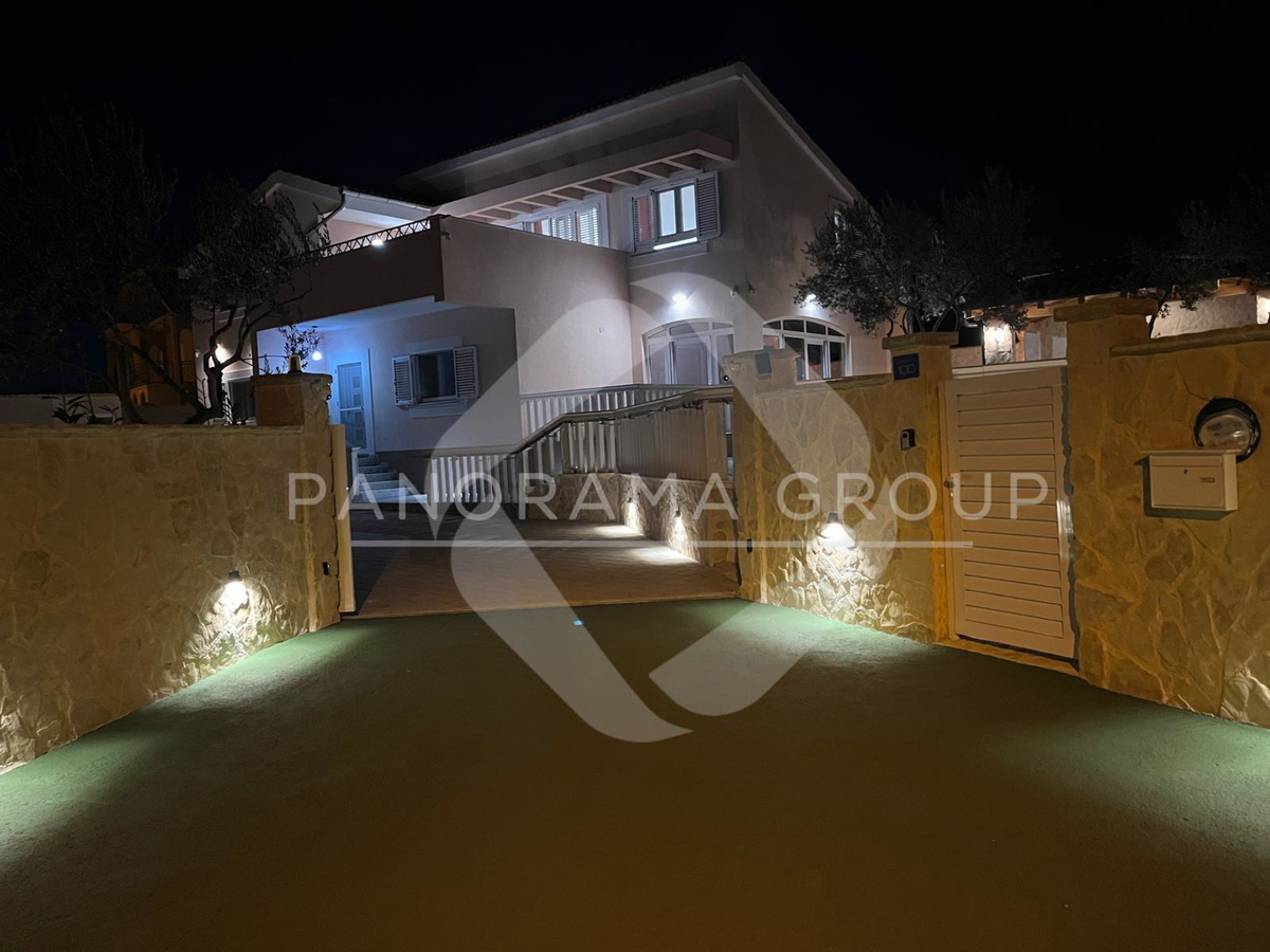 Novourejena vila, bazen, znižana cena - Pirovac, Vodice
