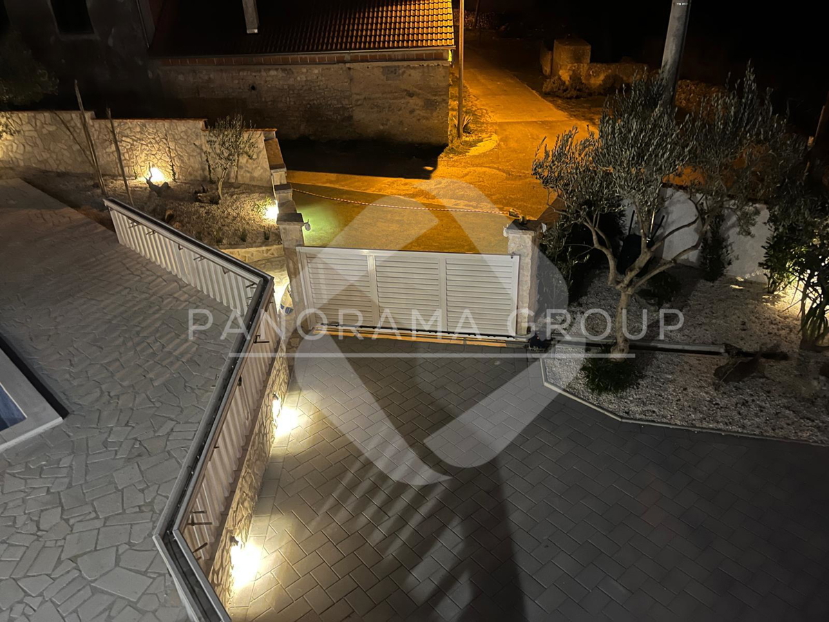 Novourejena vila, bazen, znižana cena - Pirovac, Vodice