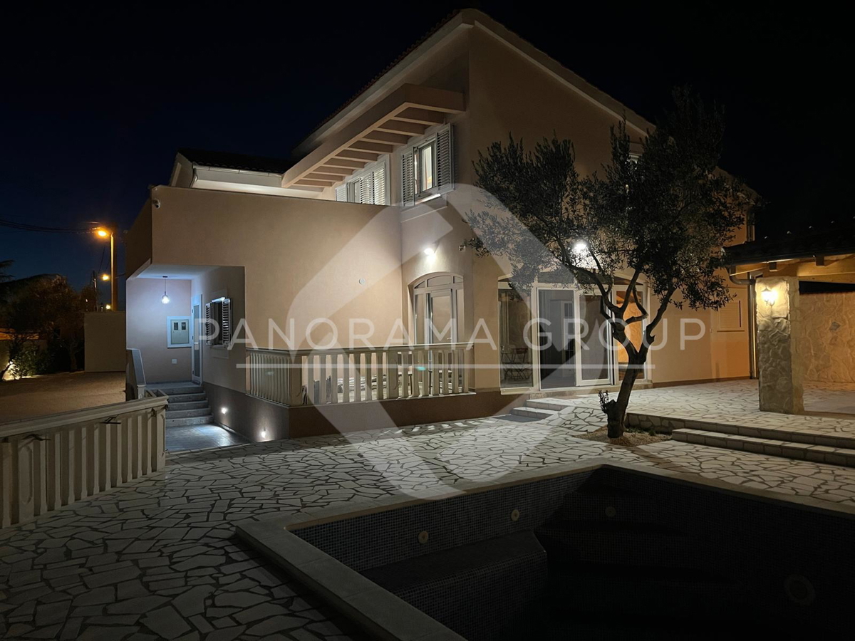 Novourejena vila, bazen, znižana cena - Pirovac, Vodice