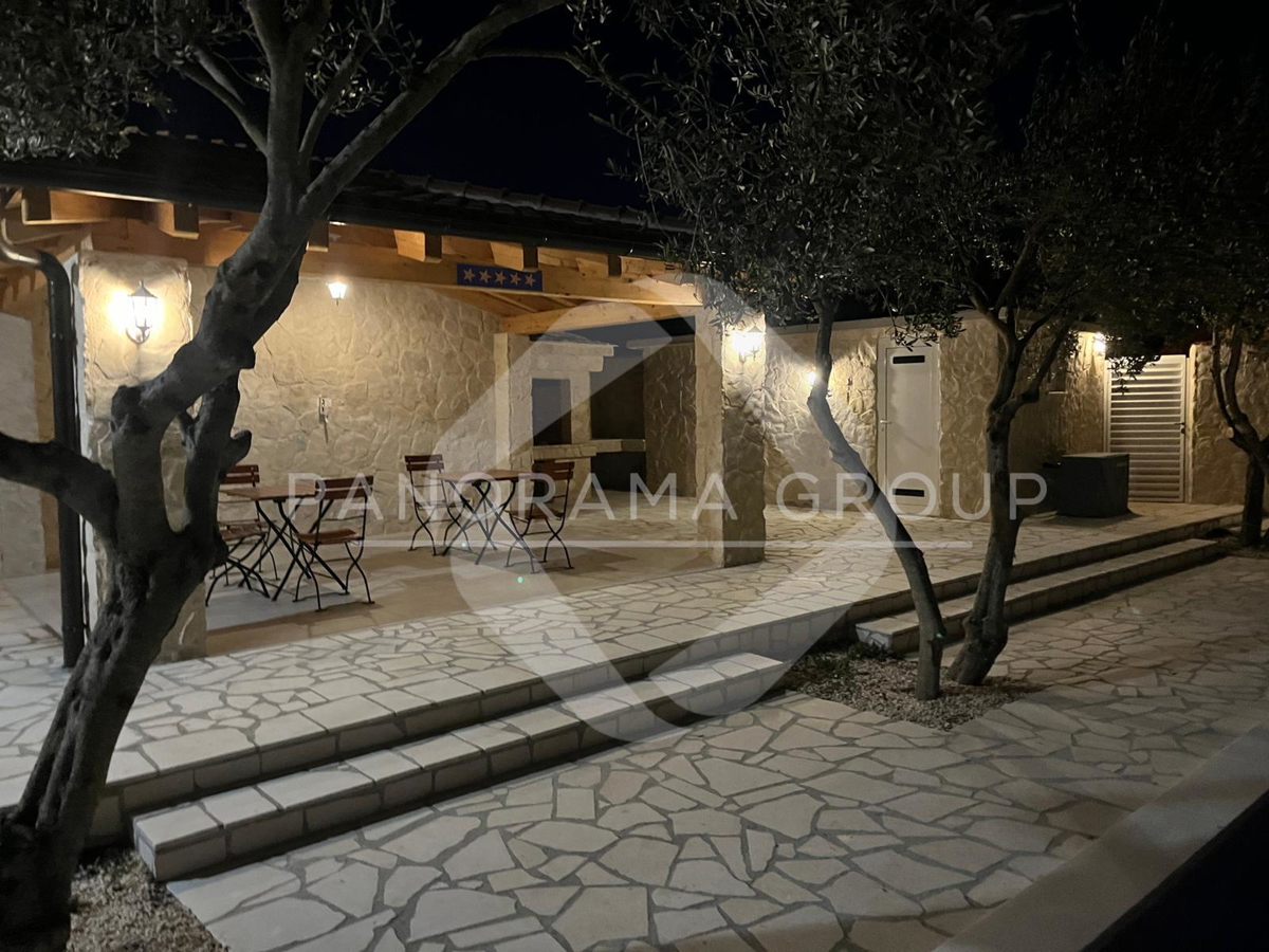 Novourejena vila, bazen, znižana cena - Pirovac, Vodice
