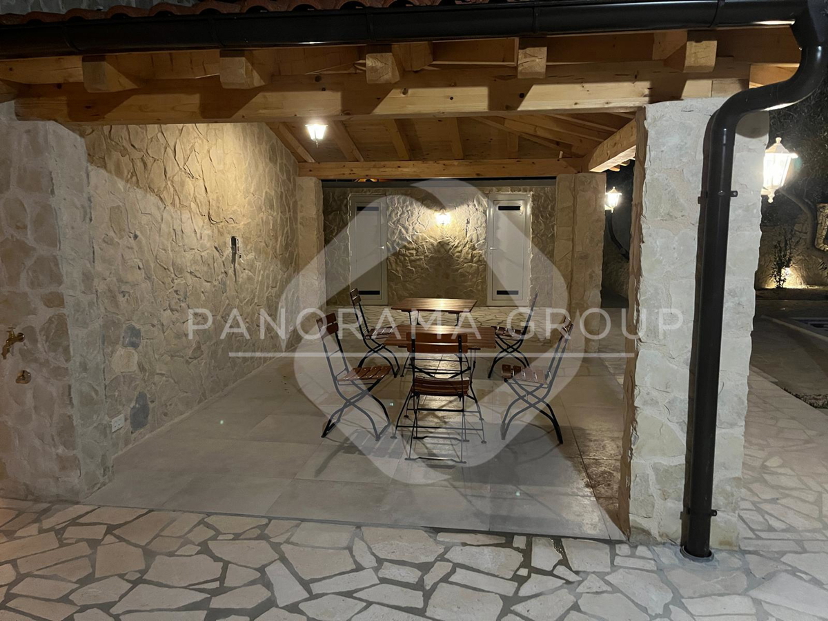 Novourejena vila, bazen, znižana cena - Pirovac, Vodice