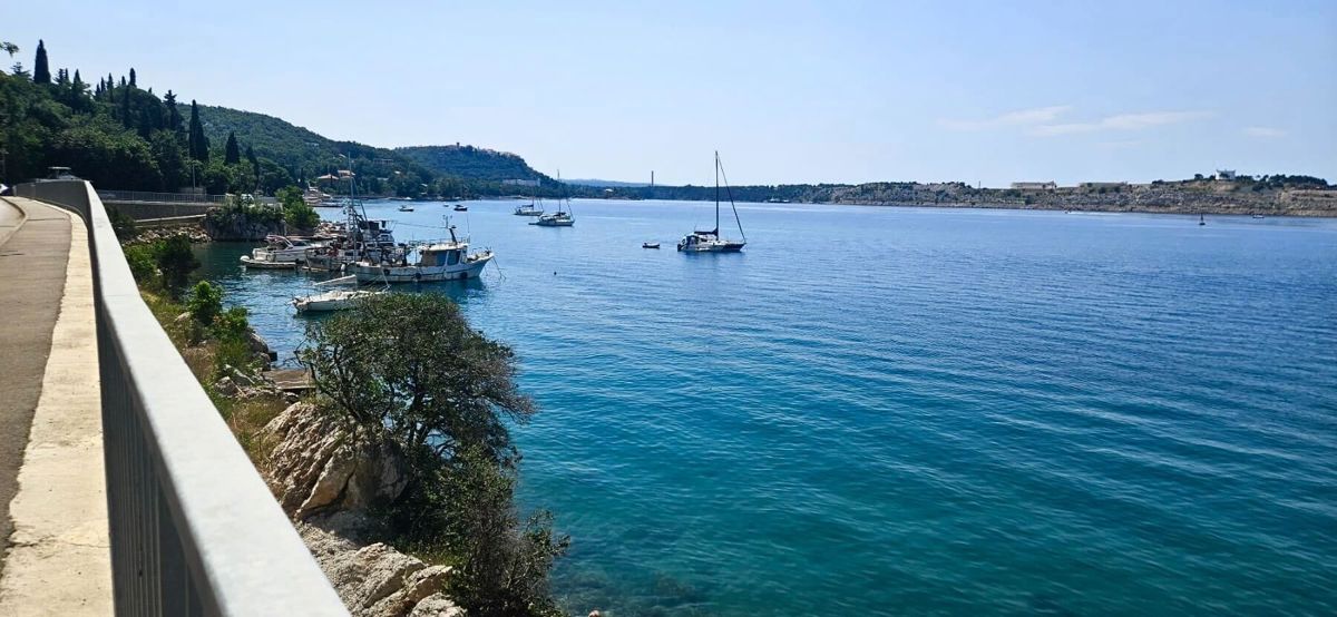 Stanovanje s panoramskim pogledom na morje in bazenom - Omišalj
