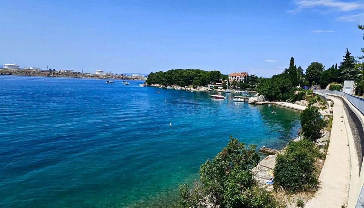 Stanovanje s panoramskim pogledom na morje in bazenom - Omišalj