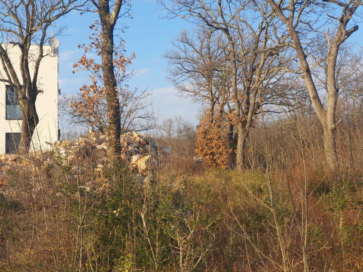 Gradbeno zemljišče z razgledom na morje in gradbenim dovoljenjem – 1089 m², 500 m od morja