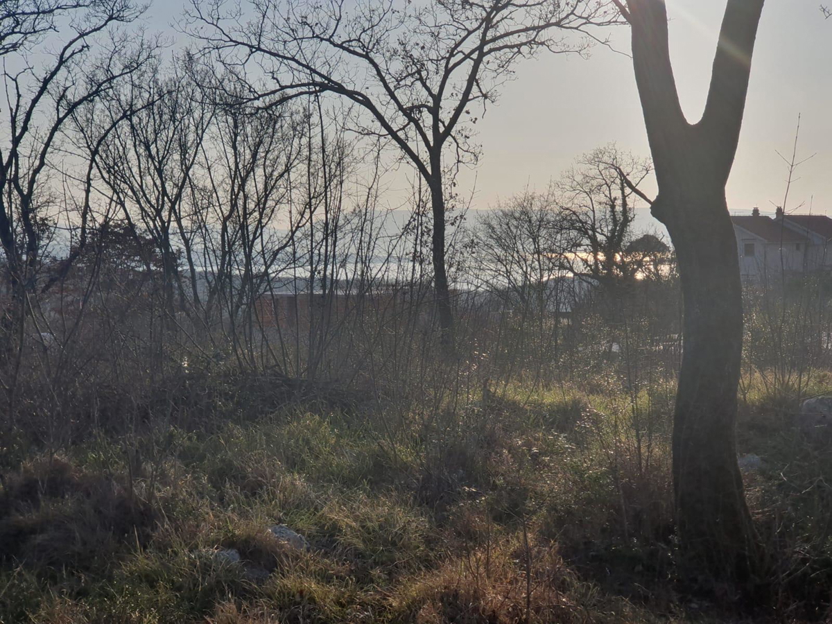 Gradbeno zemljišče z razgledom na morje in gradbenim dovoljenjem – 1089 m², 500 m od morja