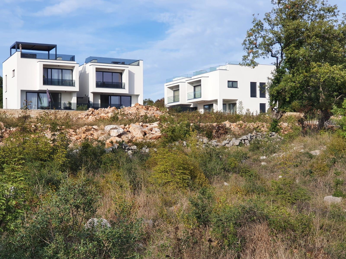 Gradbeno zemljišče z razgledom na morje in gradbenim dovoljenjem – 1089 m², 500 m od morja