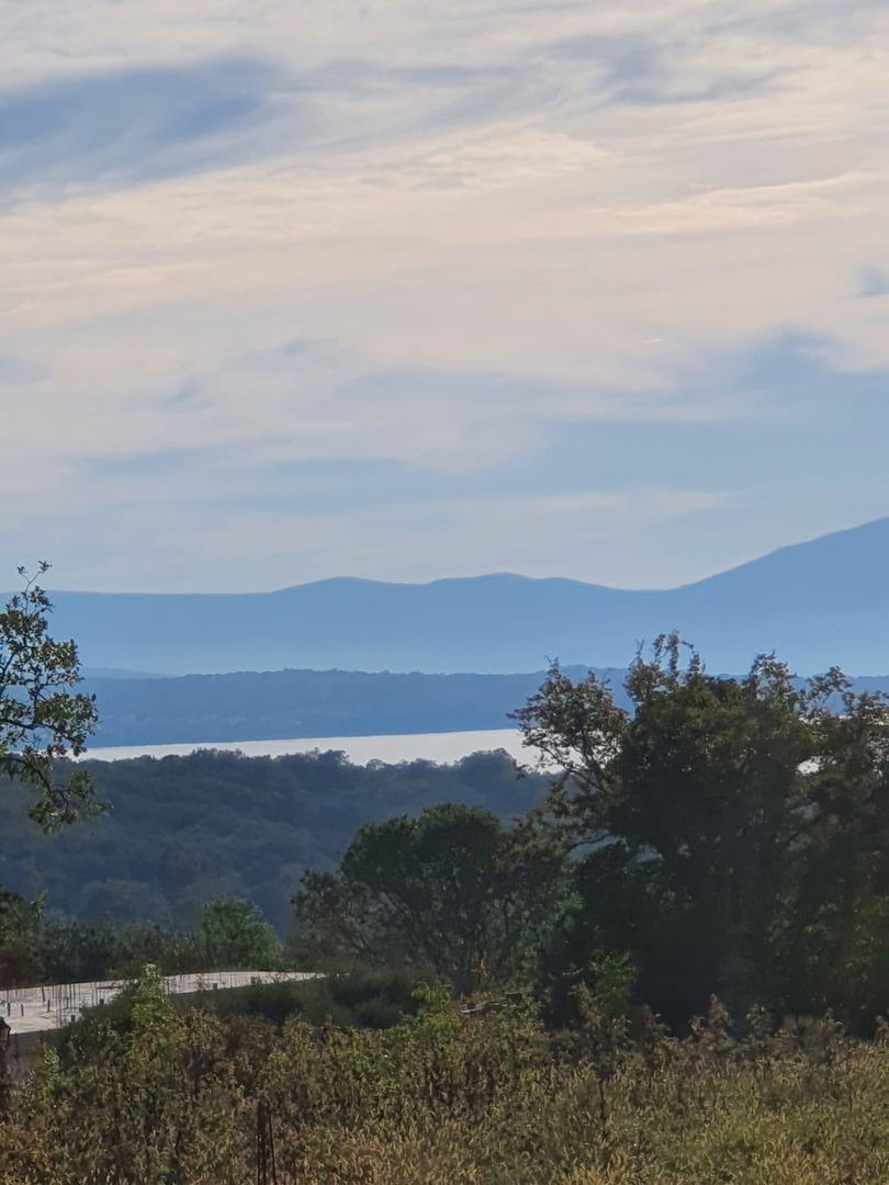 Gradbeno zemljišče z razgledom na morje in gradbenim dovoljenjem – 1089 m², 500 m od morja
