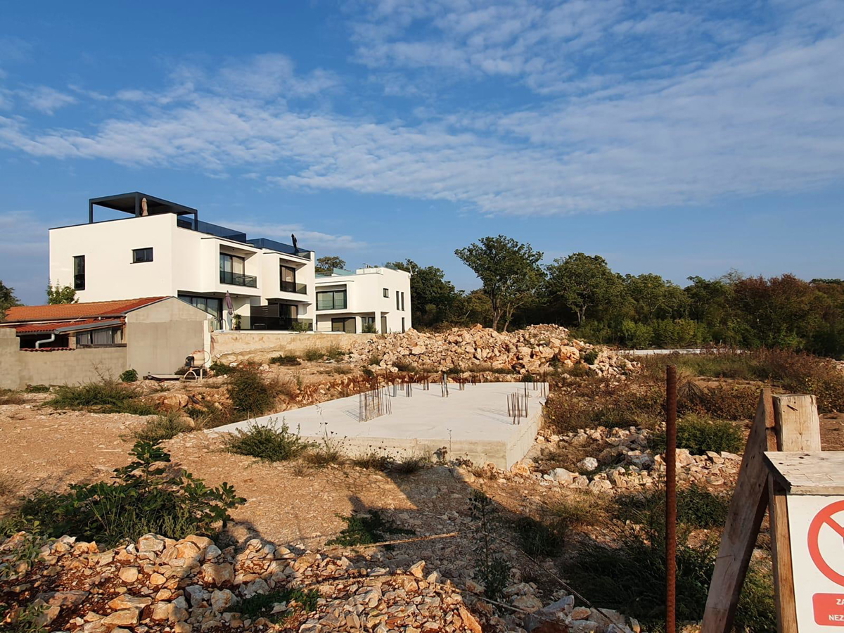 Gradbeno zemljišče z razgledom na morje in gradbenim dovoljenjem – 1089 m², 500 m od morja