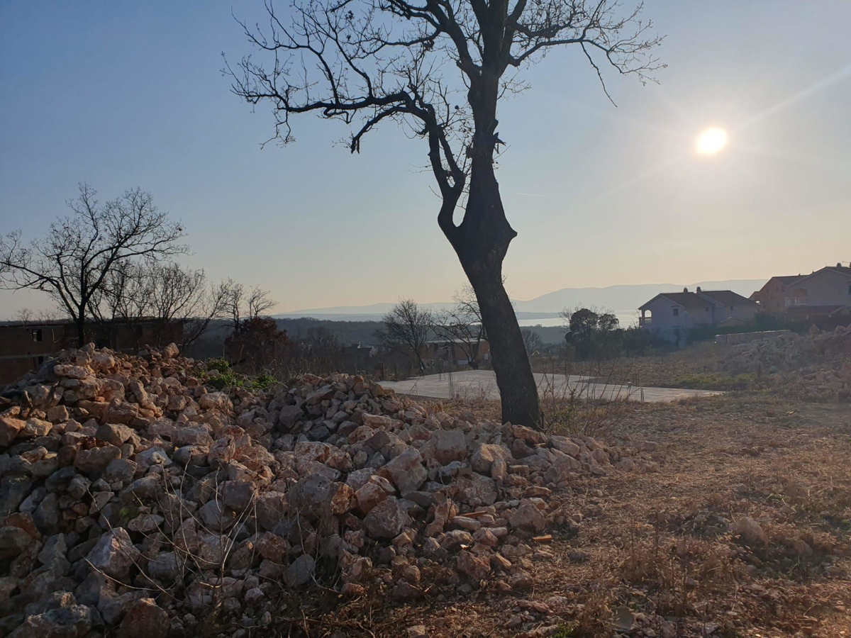 Gradbeno zemljišče z razgledom na morje in gradbenim dovoljenjem – 1089 m², 500 m od morja