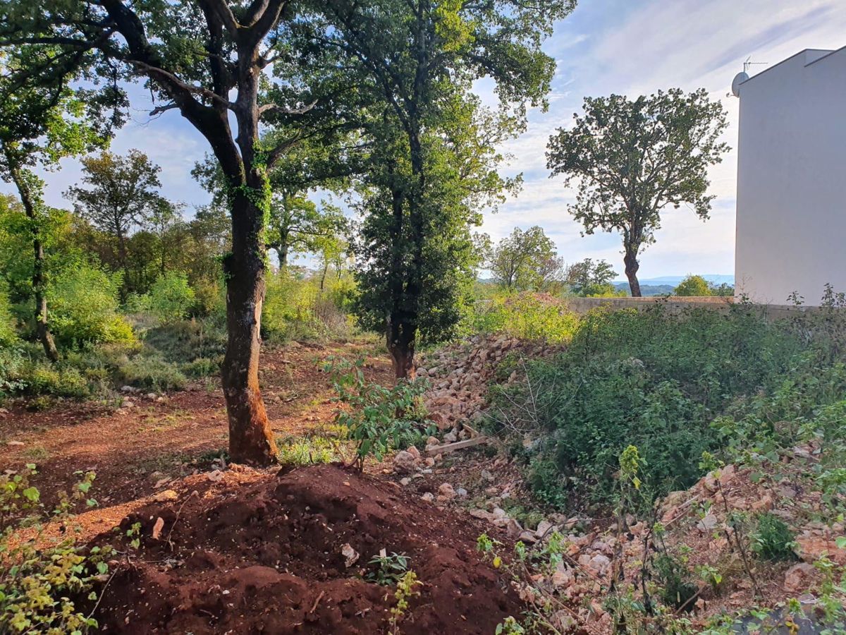 Gradbeno zemljišče z razgledom na morje in gradbenim dovoljenjem – 1089 m², 500 m od morja