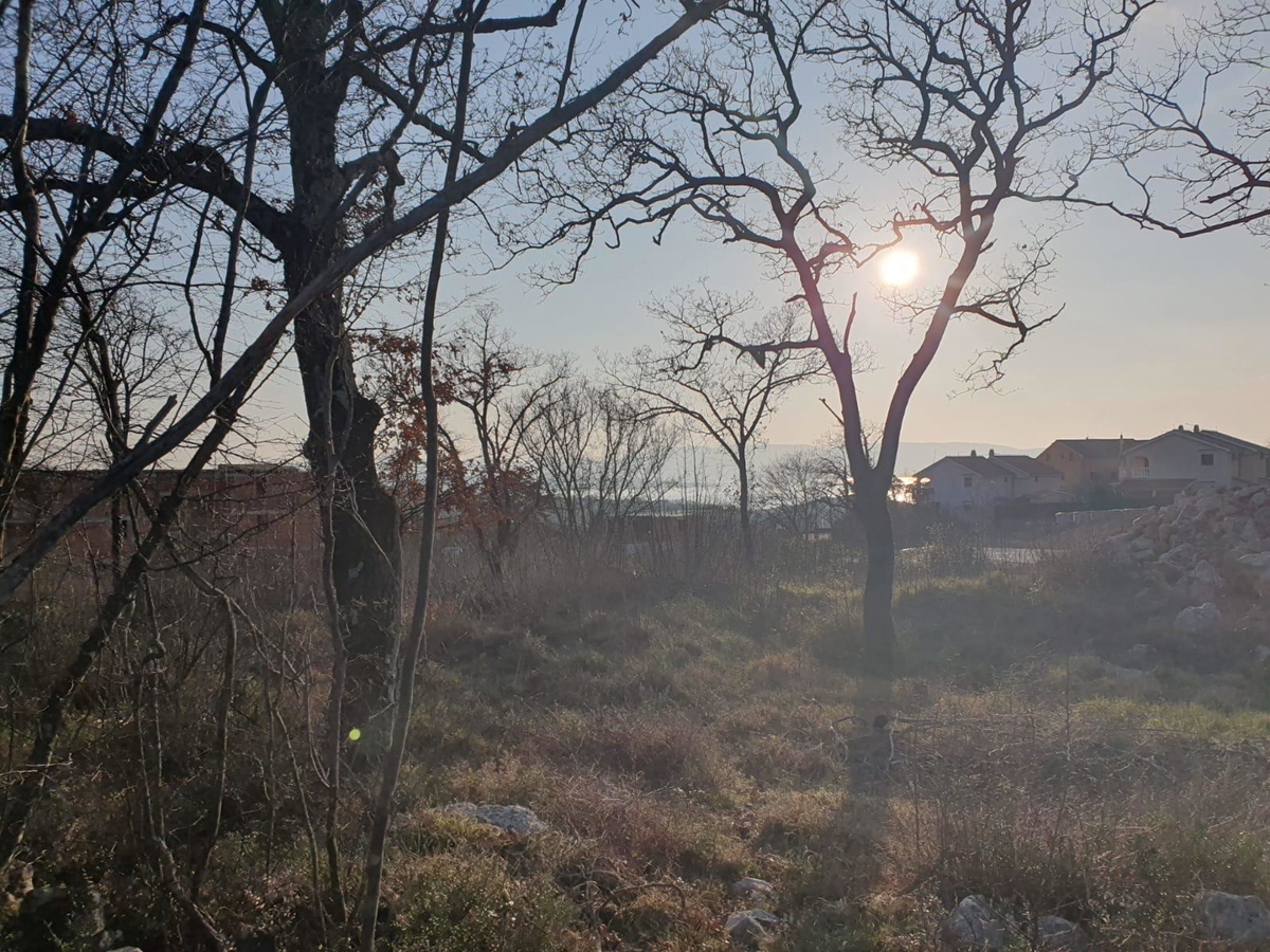 Gradbeno zemljišče z razgledom na morje in gradbenim dovoljenjem – 1089 m², 500 m od morja