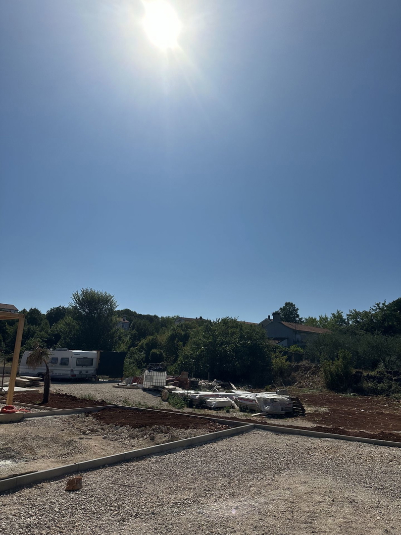 Zemljišče s gradbenim dovoljenjem - Oštrobradić, Malinska