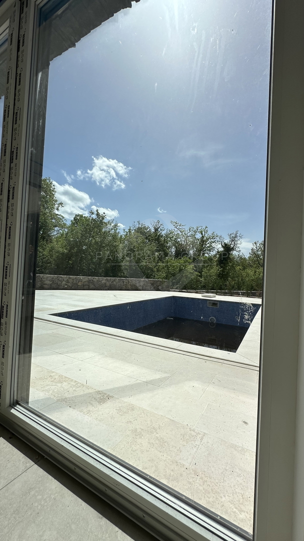 Luksuzna večstanovanjska vila z bazenom in vrtom