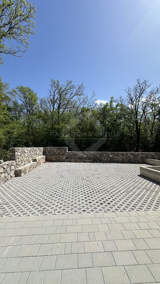 Luksuzna večstanovanjska vila z bazenom in vrtom