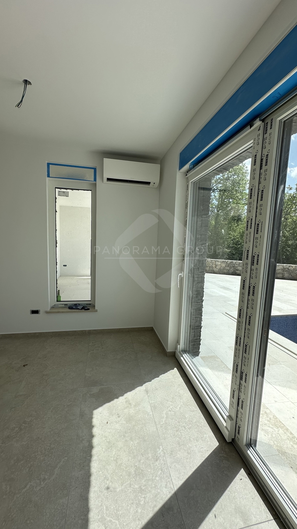Luksuzna večstanovanjska vila z bazenom in vrtom